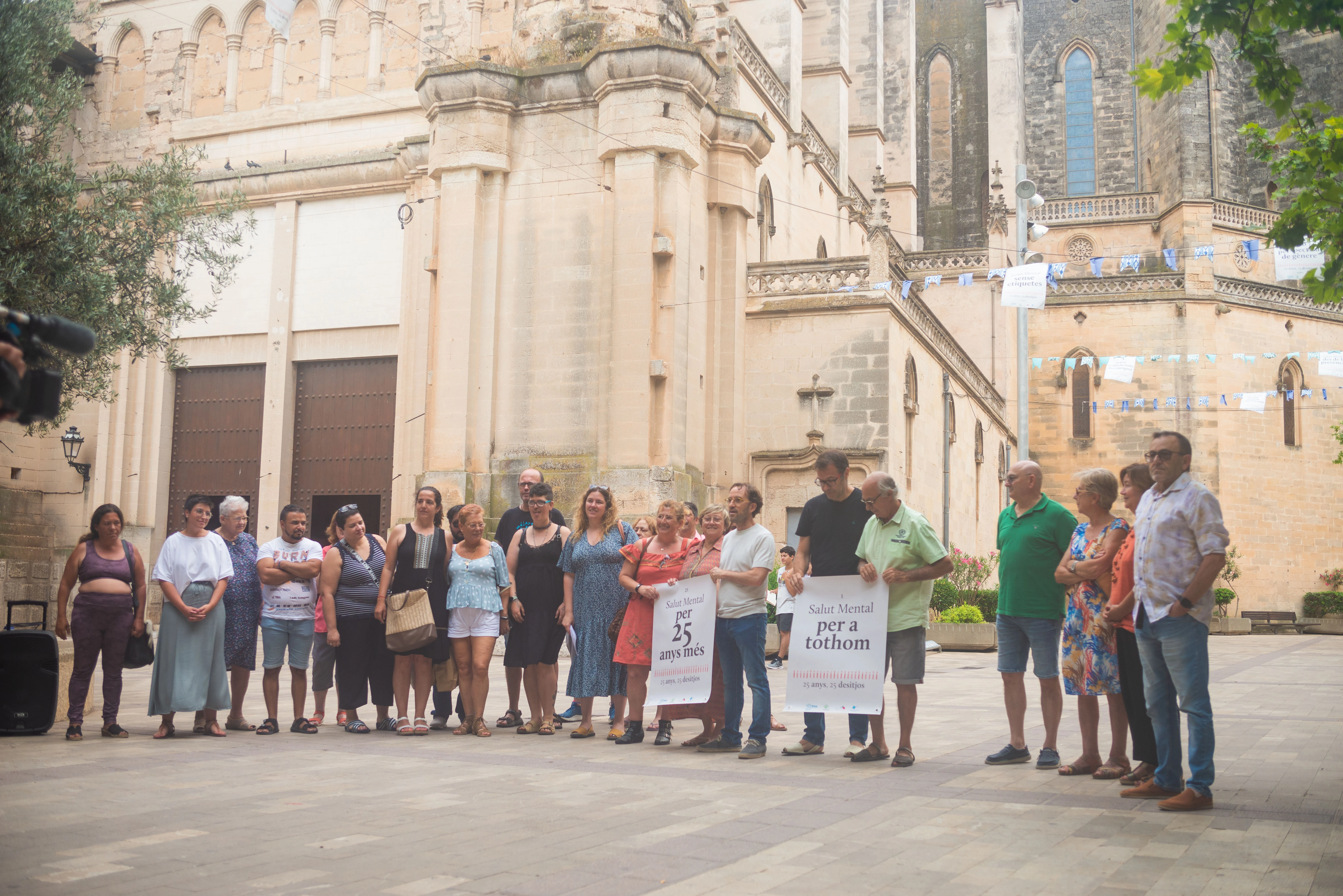 Estel de Llevant celebra  su 25º aniversario con la exposición "25 años, 25 deseos" en las calles de Manacor