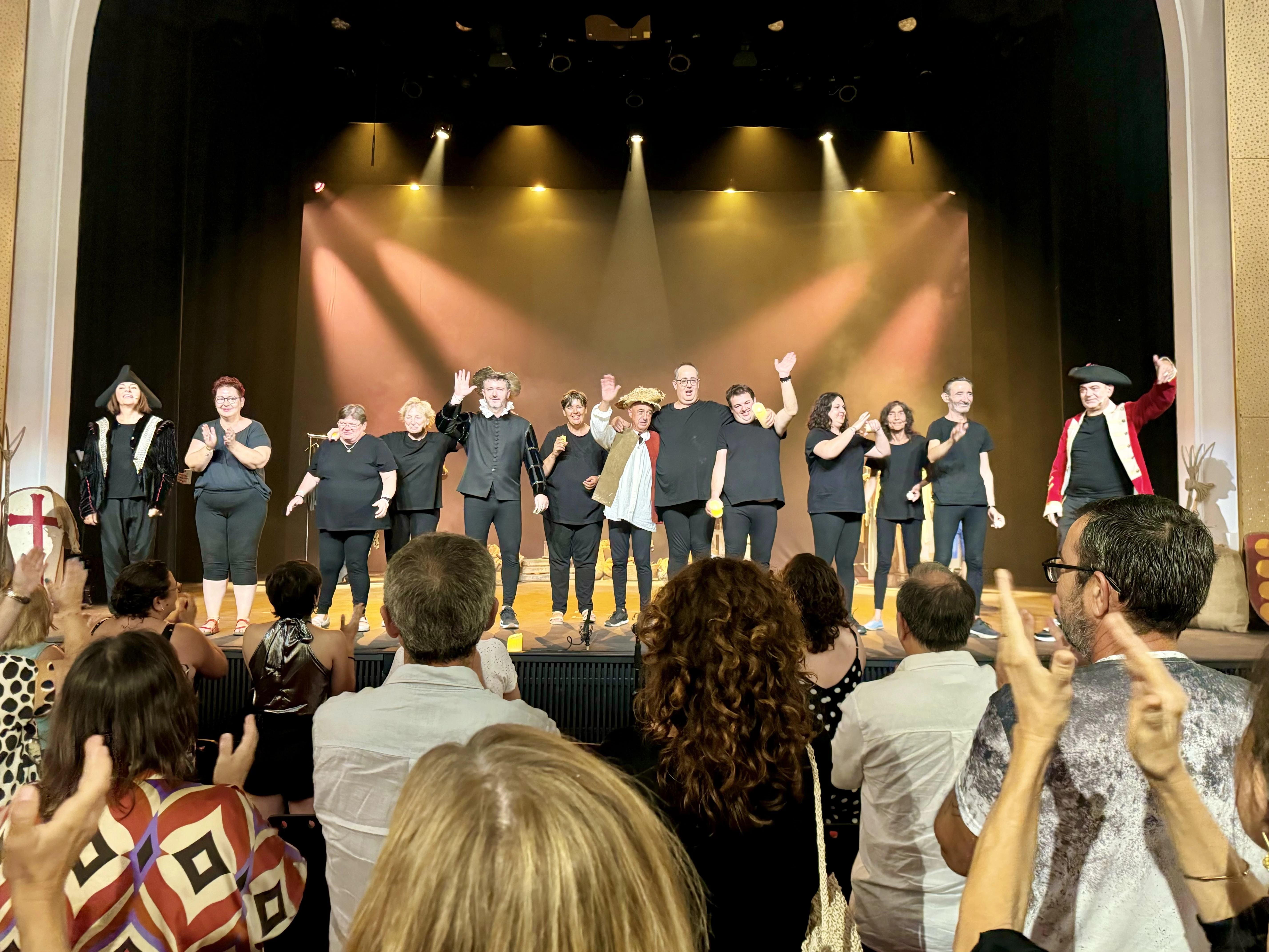 Corbacho, Solivellas y 3 Salut Mental llenan el Teatro Principal de Inca con “Ensayando don Quijote”, que pone punto final al rodaje del documental “En un lugar de la mente”