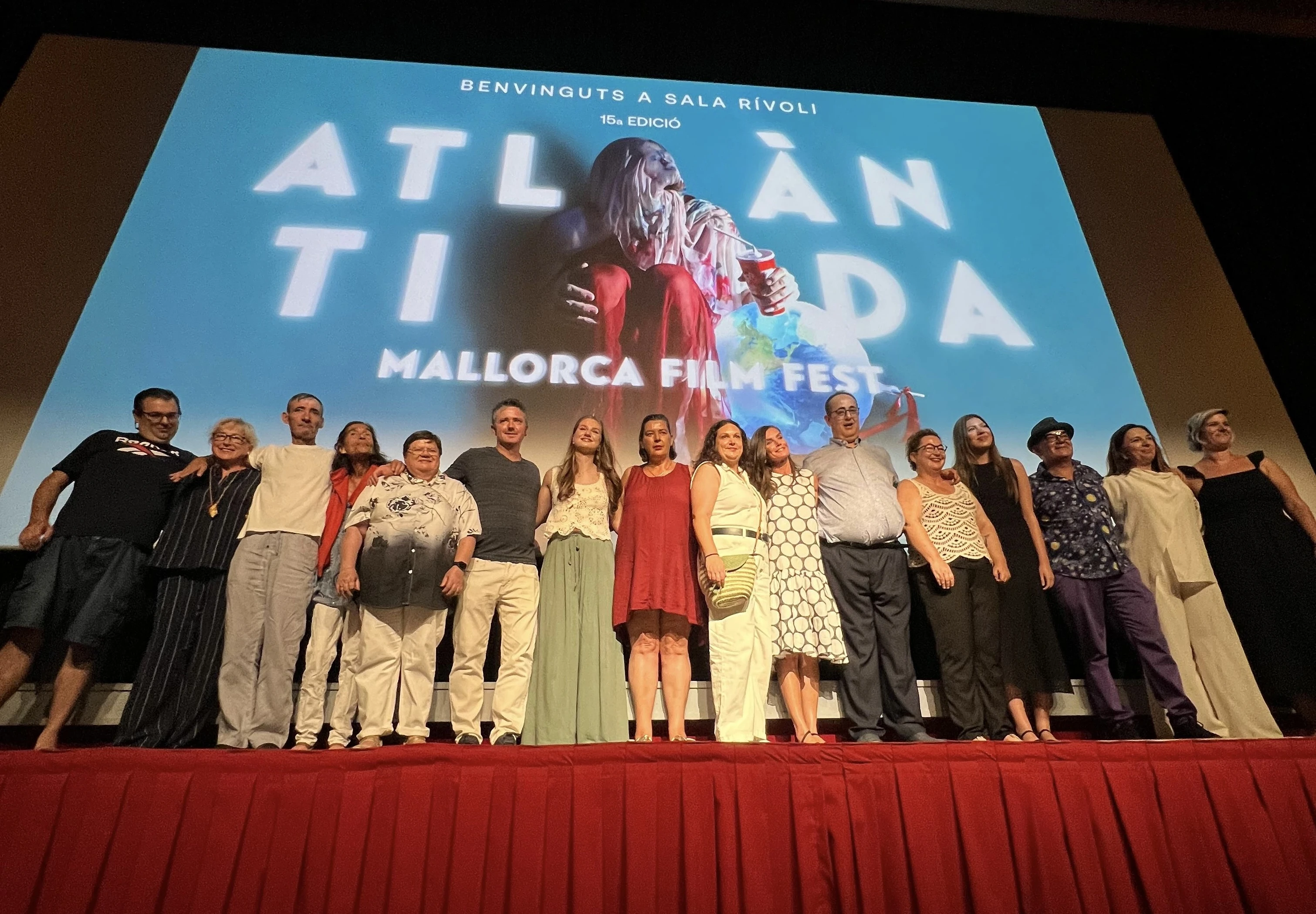 La Reina, la Princesa Leonor y la Infanta Sofía asisten al estreno de “En un lugar de la mente” en el Atlántida Mallorca Film Fest