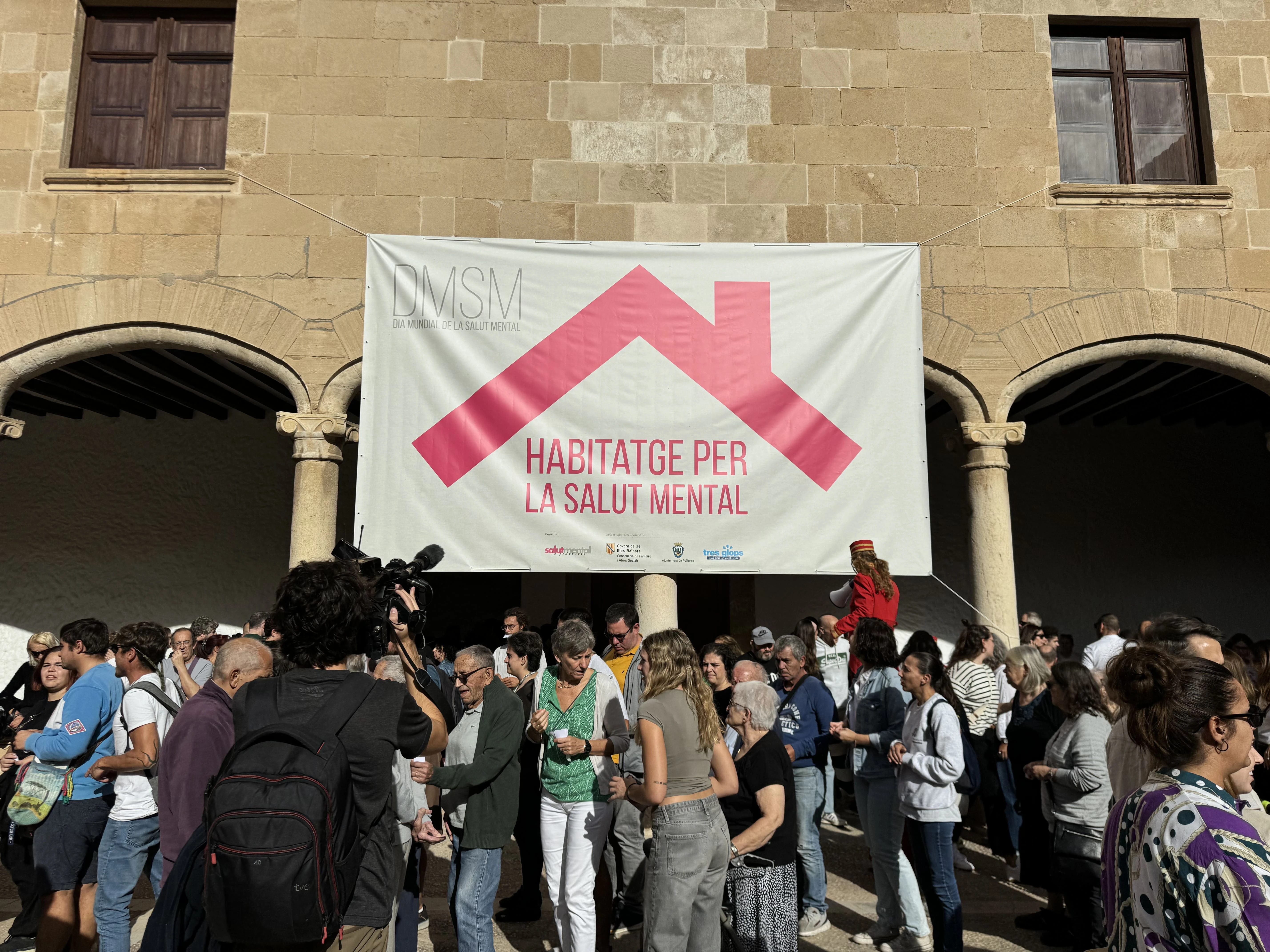 Més de 500 persones reivindiquen el dret a l’habitatge en l’acte del Dia Mundial de la Salut Mental