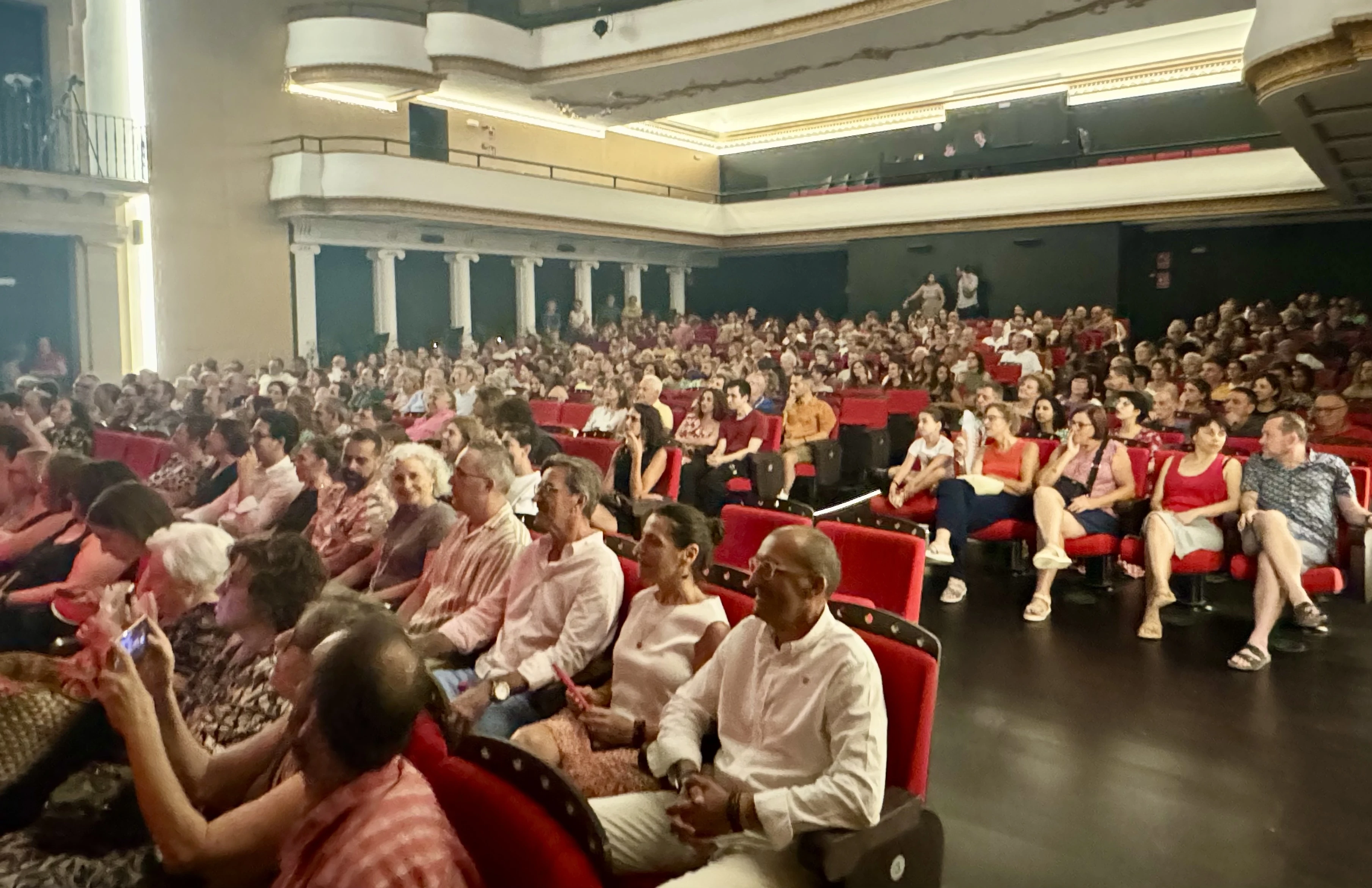 Corbacho, Solivellas i 3 Salut Mental omplen el Teatre Principal d'Inca amb l'obra “Tot assajant don Quixot”, que posa punt final al rodatge del documental “En un lugar de la mente” 