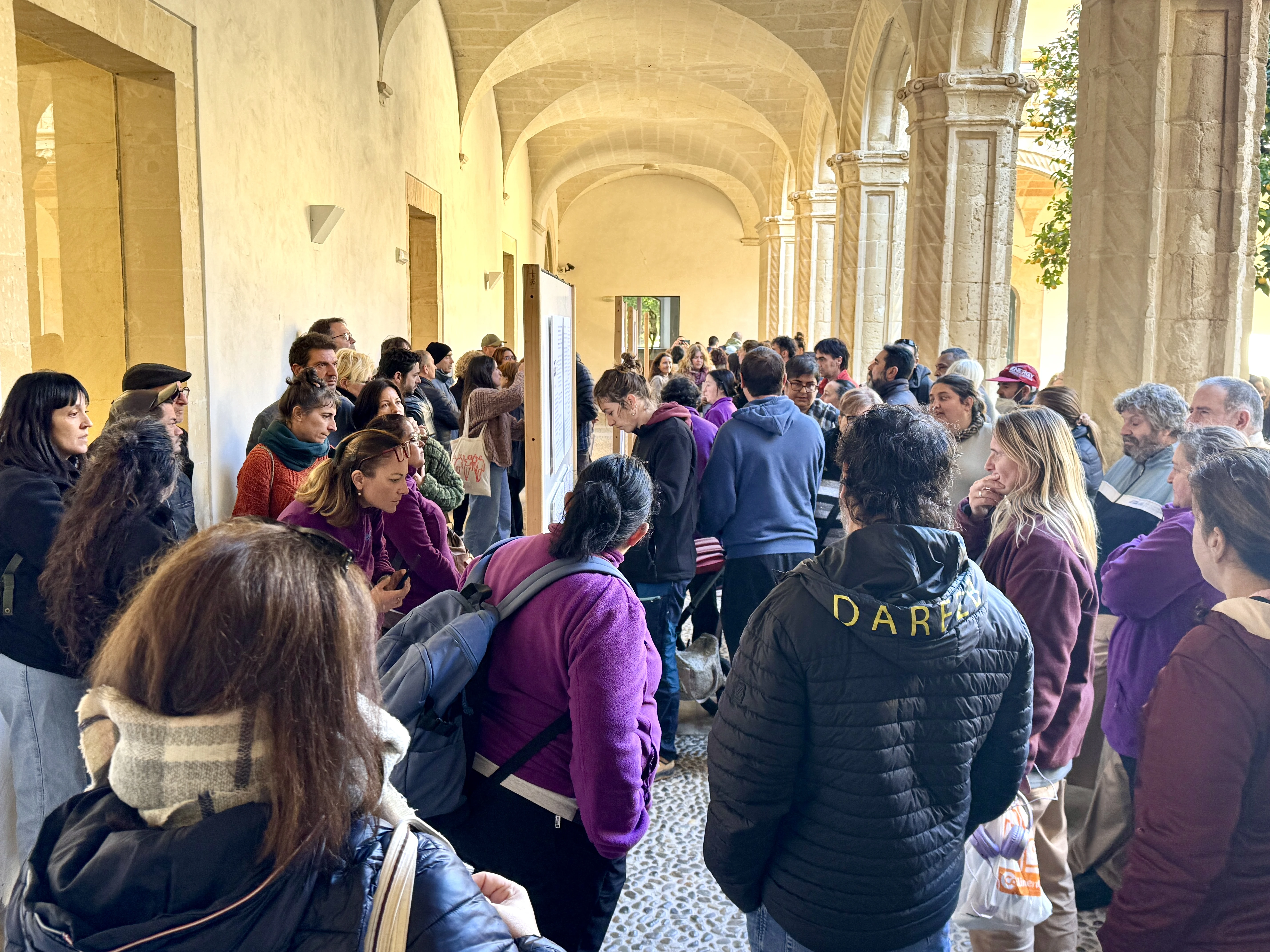 Estel de Llevant inaugura l’exposició “25N, 25 Dones”, un projecte artístic col·lectiu per visibilitzar les violències masclistes i el seu impacte en la salut mental